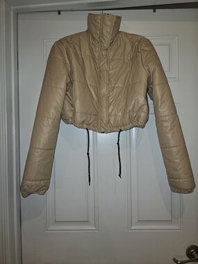 Women's Cropped Puffer Jacket - Beige